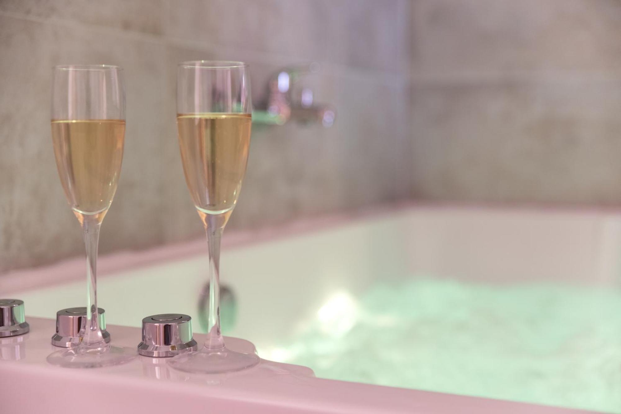 Le Fruit Defendu "Love Room" Jacuzzi Centre Ville Rouen Eksteriør billede